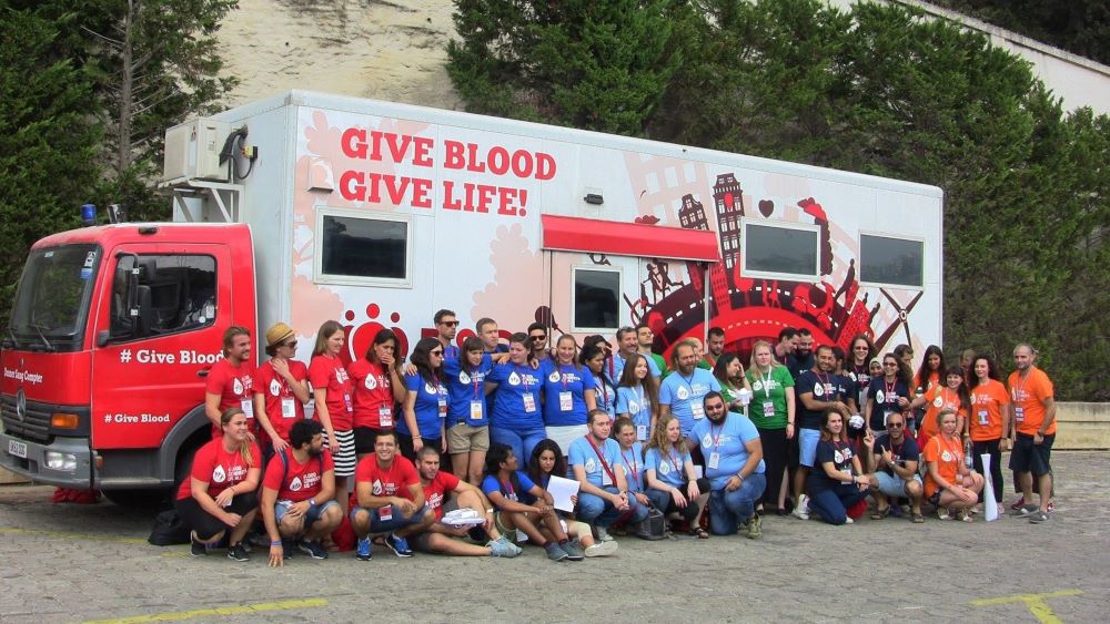 Donner Sang Compter volunteers and staff in front of Lebanese bloodmobile